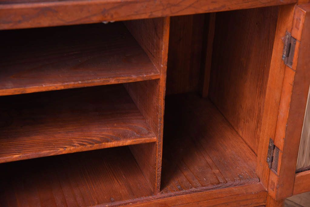 アンティーク家具　古い木製の小さなモールガラス扉収納棚