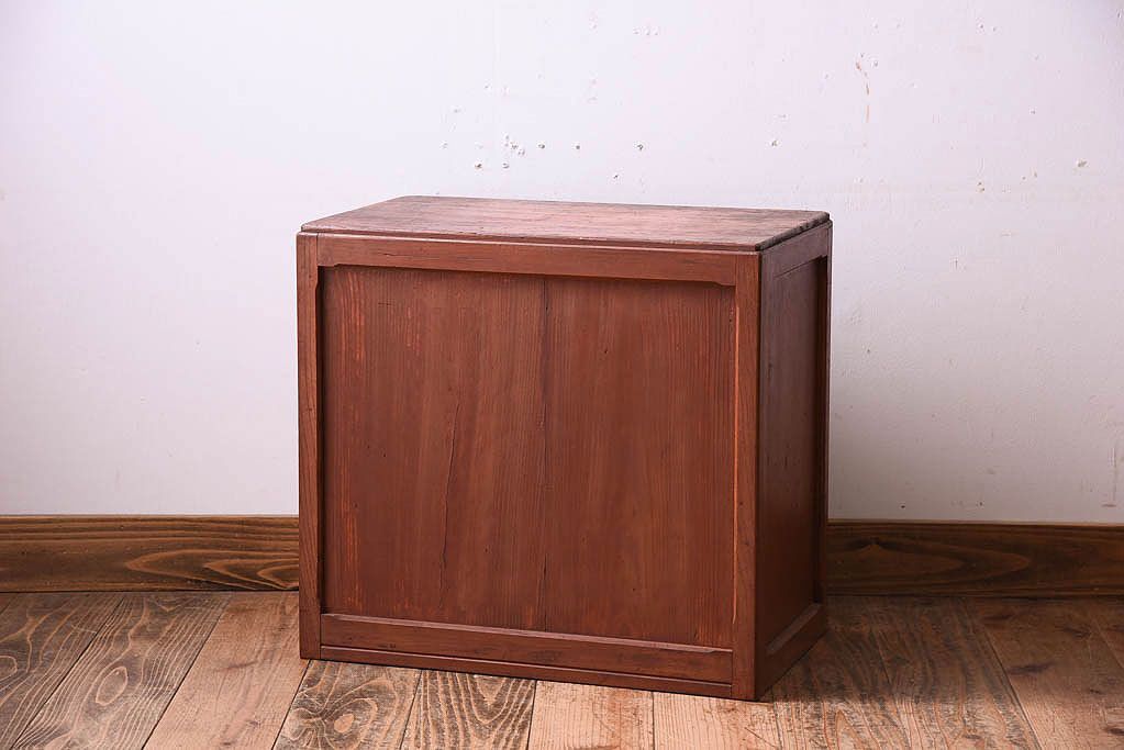 アンティーク家具　古い木製の小さなモールガラス扉収納棚