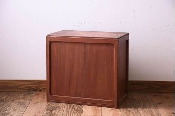 アンティーク家具　古い木製の小さなモールガラス扉収納棚