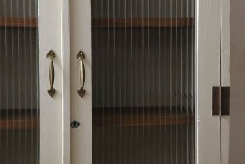 アンティーク家具　脚付き!モールガラス扉のアンティーク縦型収納棚