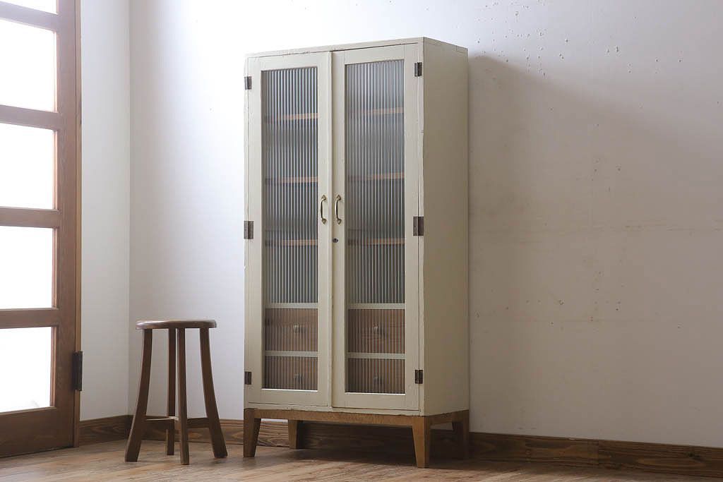 アンティーク家具　脚付き!モールガラス扉のアンティーク縦型収納棚