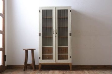 アンティーク家具　脚付き!モールガラス扉のアンティーク縦型収納棚