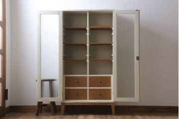 アンティーク家具　脚付き!モールガラス扉のアンティーク縦型収納棚