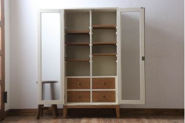 アンティーク家具　脚付き!モールガラス扉のアンティーク縦型収納棚
