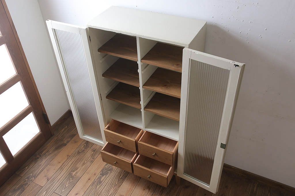 アンティーク家具　脚付き!モールガラス扉のアンティーク縦型収納棚