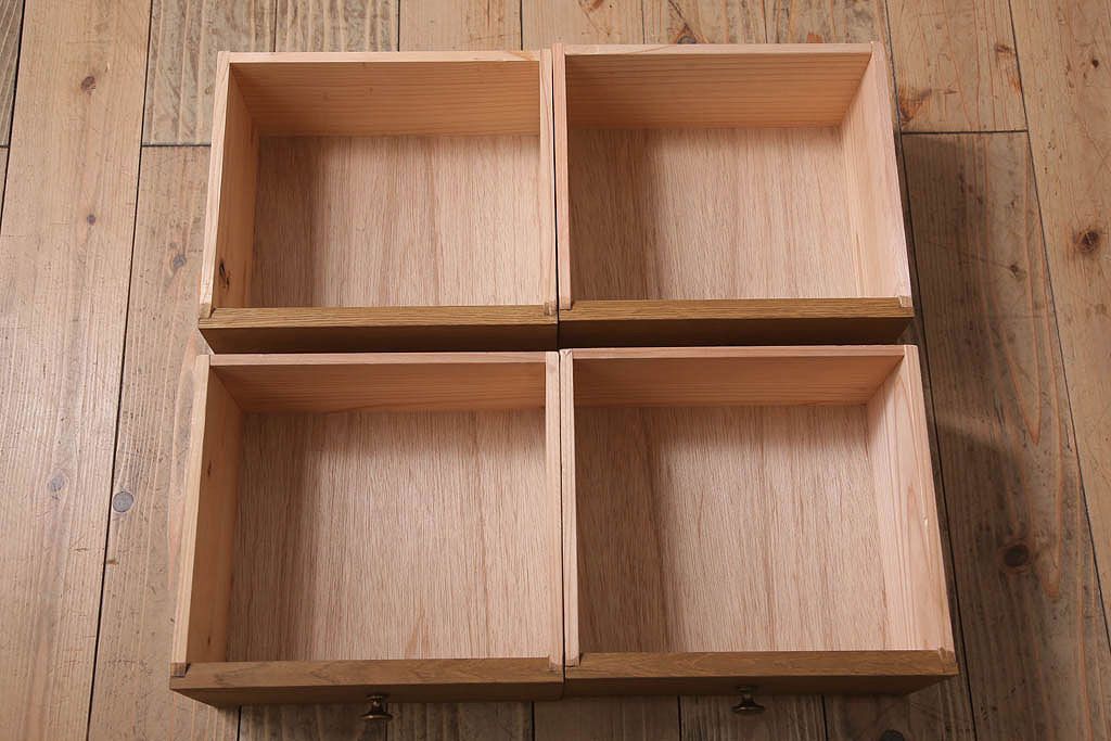 アンティーク家具　脚付き!モールガラス扉のアンティーク縦型収納棚