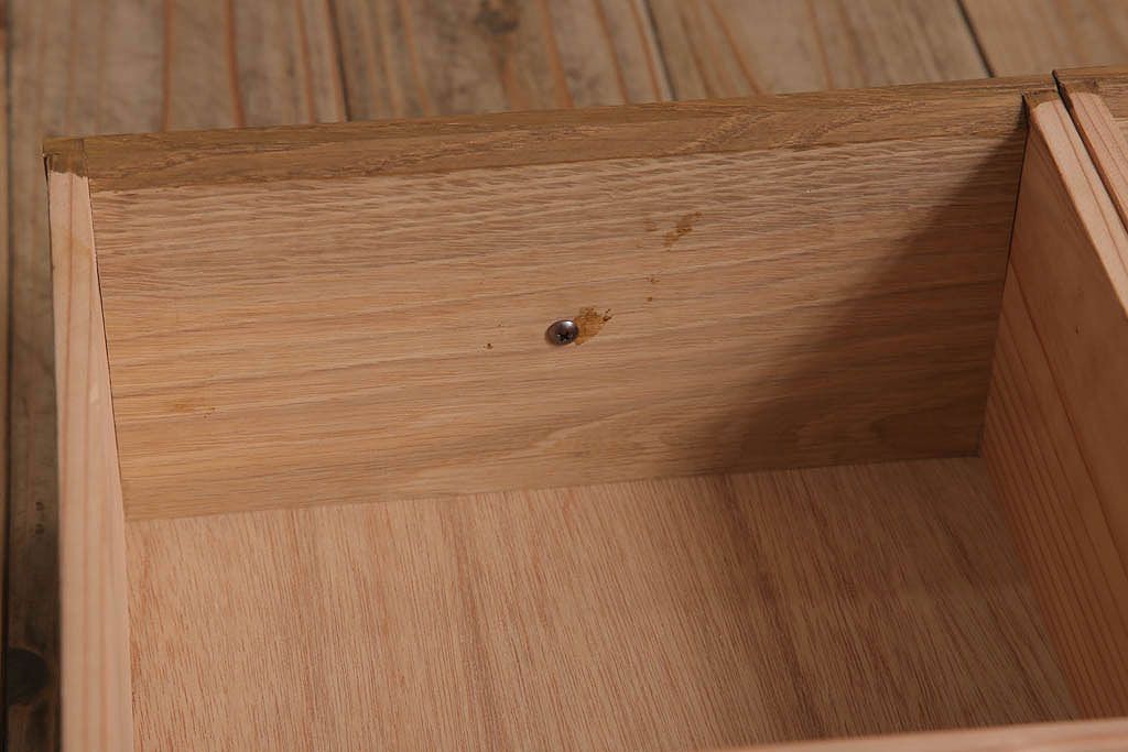 アンティーク家具　脚付き!モールガラス扉のアンティーク縦型収納棚