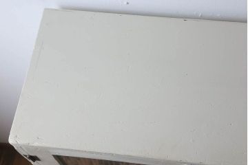 アンティーク家具　脚付き!モールガラス扉のアンティーク縦型収納棚