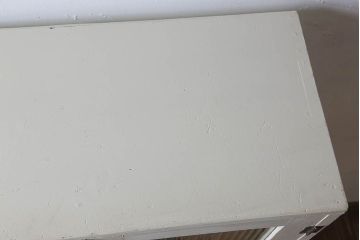 アンティーク家具　脚付き!モールガラス扉のアンティーク縦型収納棚