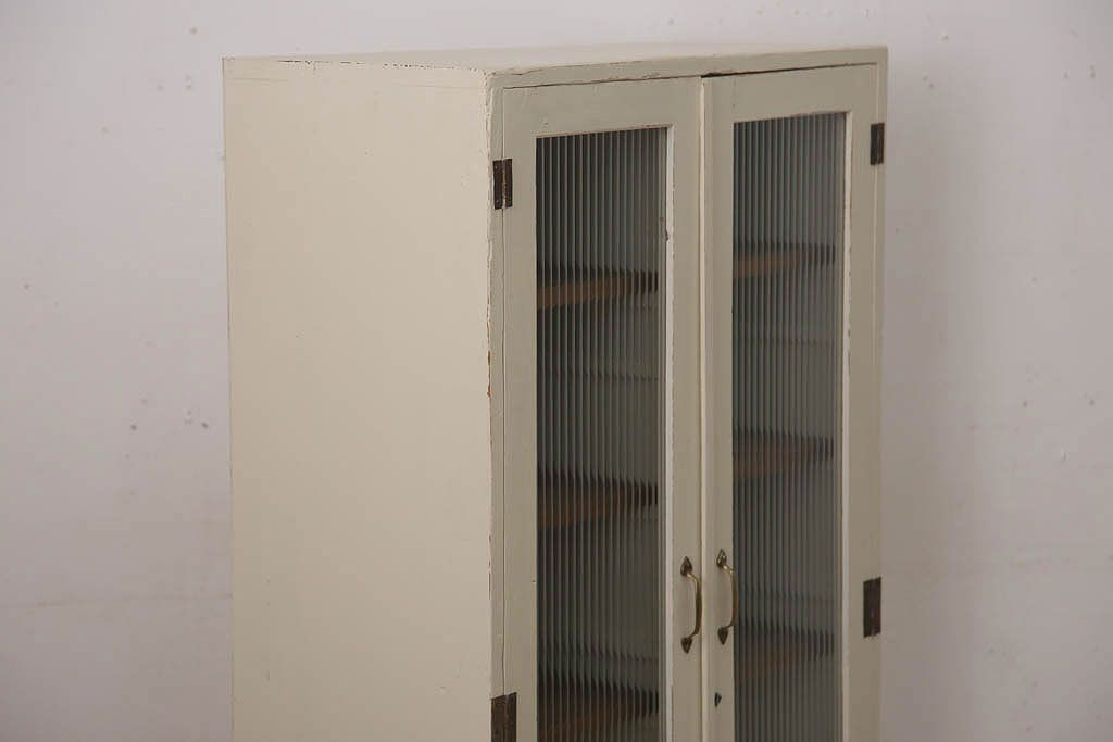 アンティーク家具　脚付き!モールガラス扉のアンティーク縦型収納棚