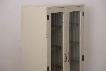アンティーク家具　脚付き!モールガラス扉のアンティーク縦型収納棚