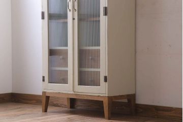 アンティーク家具　脚付き!モールガラス扉のアンティーク縦型収納棚