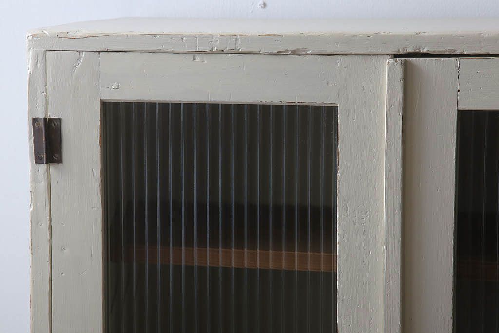 アンティーク家具　脚付き!モールガラス扉のアンティーク縦型収納棚