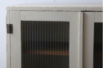 アンティーク家具　脚付き!モールガラス扉のアンティーク縦型収納棚