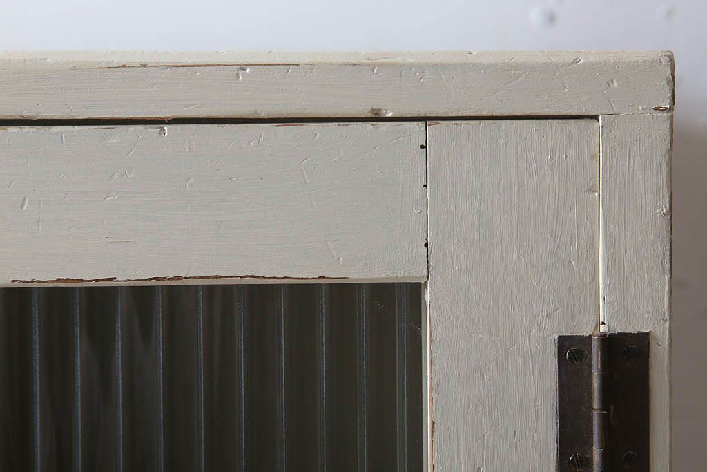 アンティーク家具　脚付き!モールガラス扉のアンティーク縦型収納棚