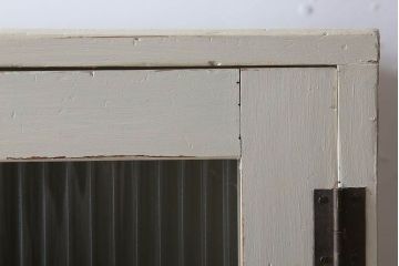 アンティーク家具　脚付き!モールガラス扉のアンティーク縦型収納棚