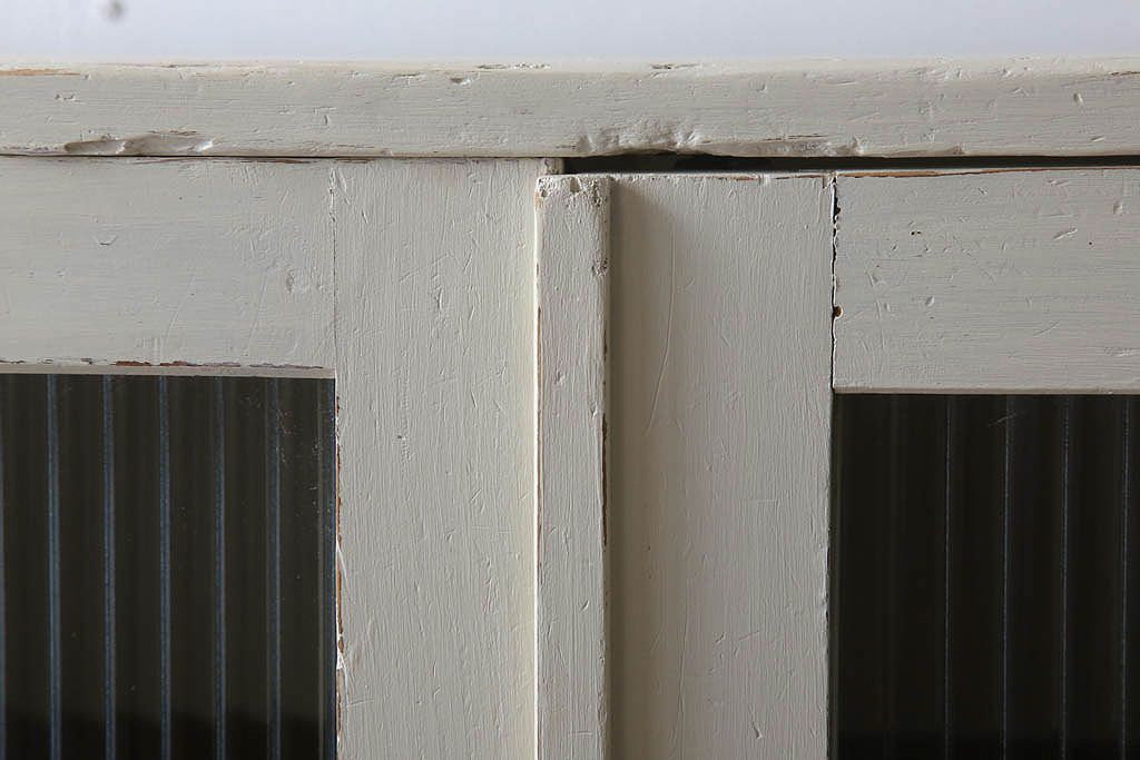 アンティーク家具　脚付き!モールガラス扉のアンティーク縦型収納棚