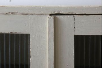 アンティーク家具　脚付き!モールガラス扉のアンティーク縦型収納棚