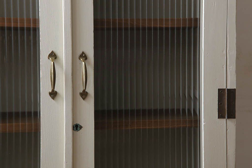 アンティーク家具　脚付き!モールガラス扉のアンティーク縦型収納棚