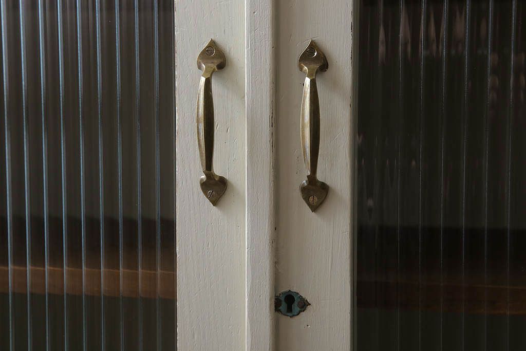 アンティーク家具　脚付き!モールガラス扉のアンティーク縦型収納棚