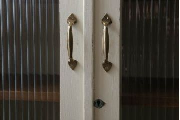アンティーク家具　脚付き!モールガラス扉のアンティーク縦型収納棚