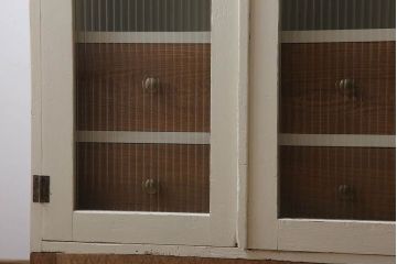 アンティーク家具　脚付き!モールガラス扉のアンティーク縦型収納棚