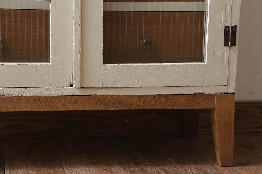 アンティーク家具　脚付き!モールガラス扉のアンティーク縦型収納棚