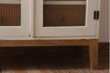 アンティーク家具　脚付き!モールガラス扉のアンティーク縦型収納棚