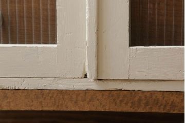 アンティーク家具　脚付き!モールガラス扉のアンティーク縦型収納棚