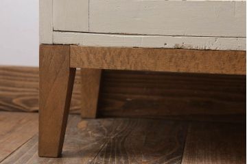 アンティーク家具　脚付き!モールガラス扉のアンティーク縦型収納棚