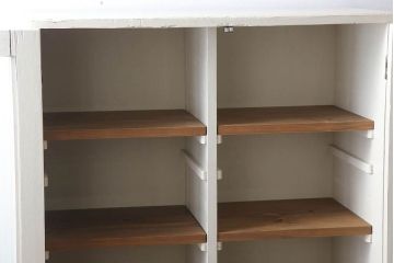 アンティーク家具　脚付き!モールガラス扉のアンティーク縦型収納棚