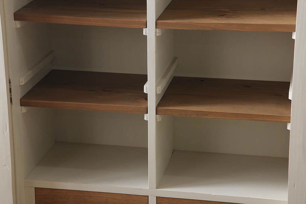 アンティーク家具　脚付き!モールガラス扉のアンティーク縦型収納棚