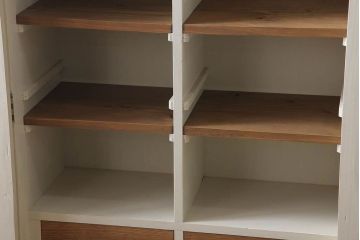 アンティーク家具　脚付き!モールガラス扉のアンティーク縦型収納棚