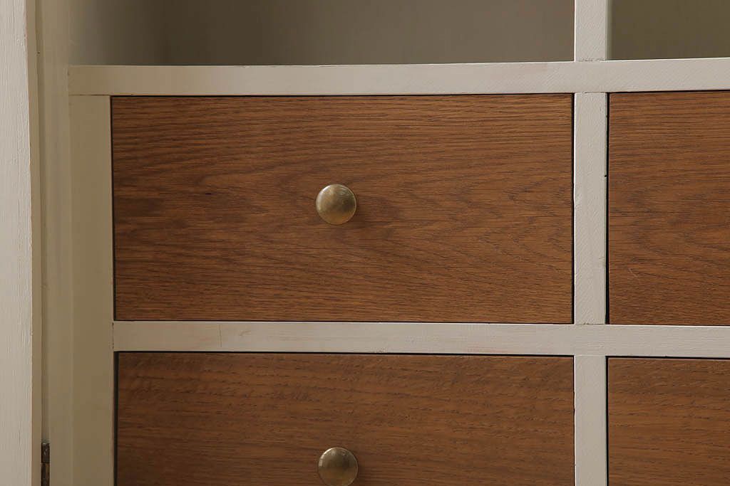 アンティーク家具　脚付き!モールガラス扉のアンティーク縦型収納棚