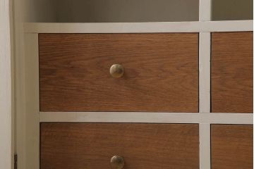 アンティーク家具　脚付き!モールガラス扉のアンティーク縦型収納棚