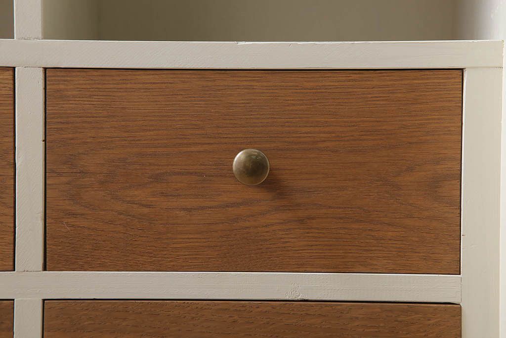 アンティーク家具　脚付き!モールガラス扉のアンティーク縦型収納棚