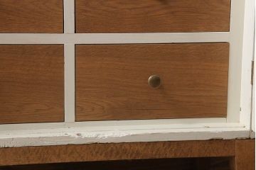 アンティーク家具　脚付き!モールガラス扉のアンティーク縦型収納棚