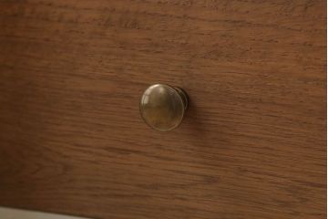 アンティーク家具　脚付き!モールガラス扉のアンティーク縦型収納棚