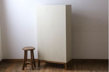 アンティーク家具　脚付き!モールガラス扉のアンティーク縦型収納棚