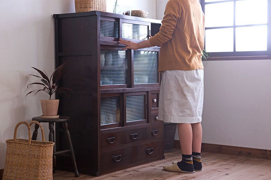 アンティーク家具　和製アンティーク　前面欅材のモールガラス引き戸収納棚