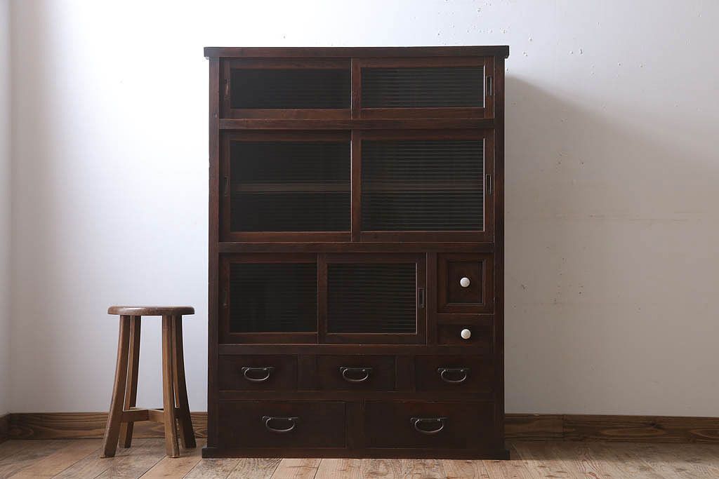 アンティーク家具　和製アンティーク　前面欅材のモールガラス引き戸収納棚