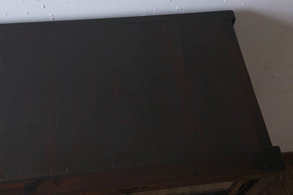 アンティーク家具　和製アンティーク　前面欅材のモールガラス引き戸収納棚