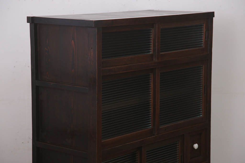 アンティーク家具　和製アンティーク　前面欅材のモールガラス引き戸収納棚