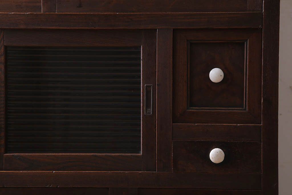 アンティーク家具　和製アンティーク　前面欅材のモールガラス引き戸収納棚