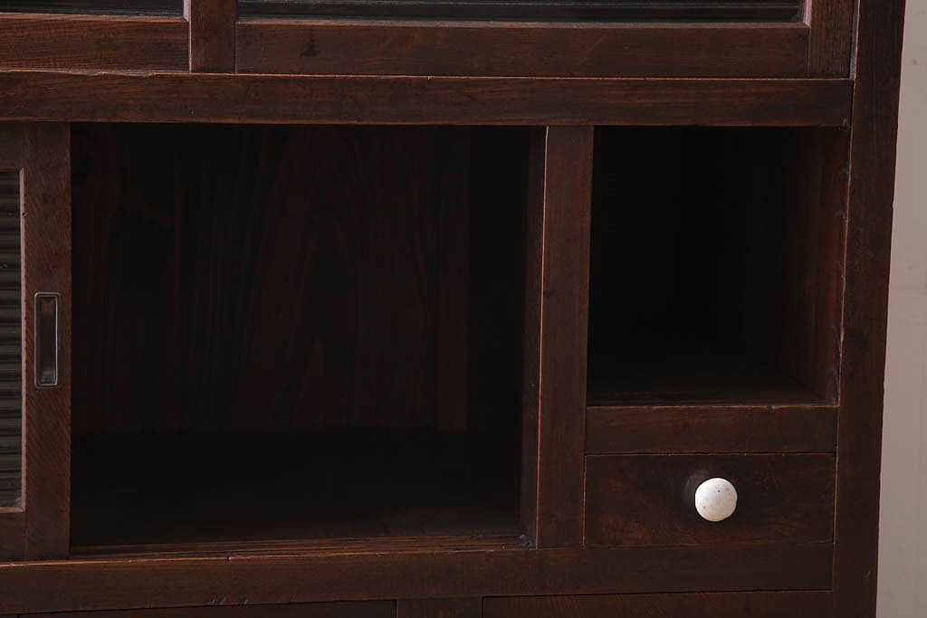 アンティーク家具　和製アンティーク　前面欅材のモールガラス引き戸収納棚