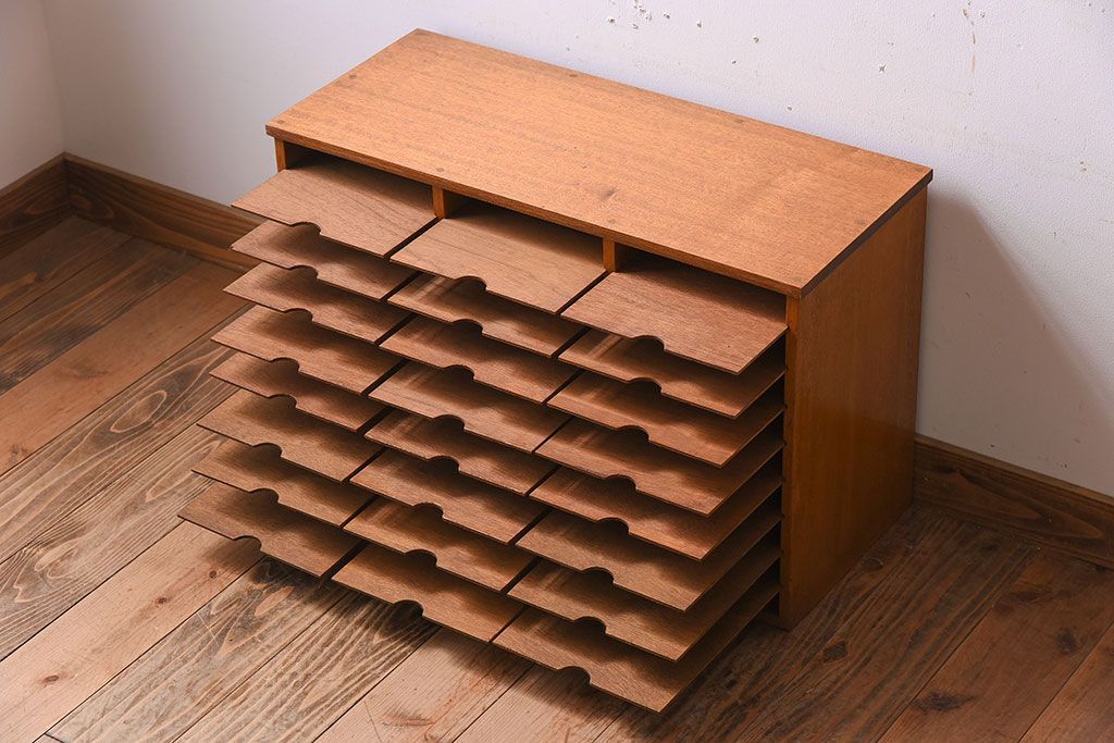 レトロ家具　昭和レトロ　古い木製のアンティーク横型書類棚(カルテケース)
