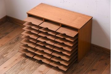 レトロ家具　昭和レトロ　古い木製のアンティーク横型書類棚(カルテケース)