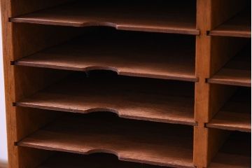 レトロ家具　昭和レトロ　古い木製のアンティーク横型書類棚(カルテケース)