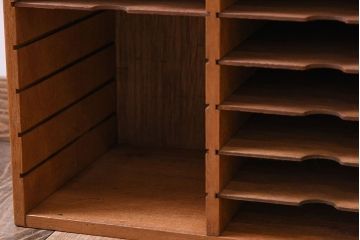 レトロ家具　昭和レトロ　古い木製のアンティーク横型書類棚(カルテケース)