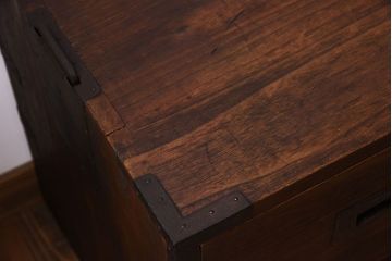 アンティーク家具　和製アンティーク　シンプルデザイン　古い重ね桐箪笥(衣装箪笥、桐たんす)